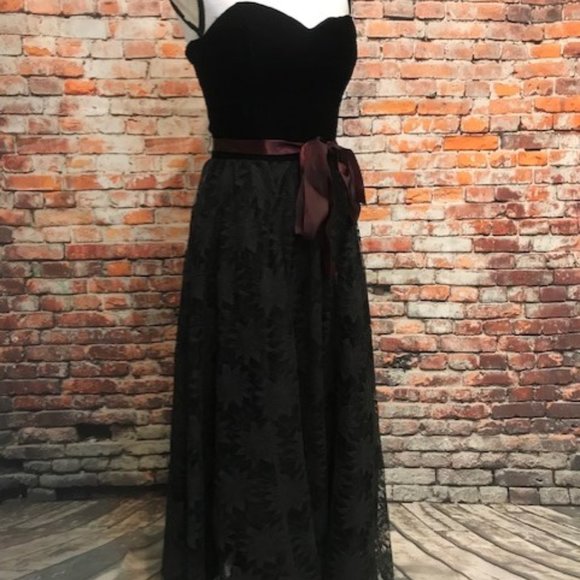VTG Jolie Madame Black Velvet and Lace Dress - Picture 2 of 8